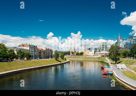 Vilnius, Litauen - 5. Juli 2016: Stadtbild mit Kirche von St Raphael Erzengel und ehemaligen Jesuitenkloster, das Radisson Blu Hotel im sonnigen Sommer Stockfoto