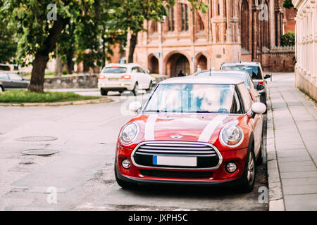 Vilnius, Litauen - 7. Juli 2016: Rot mit weißen Streifen Mini Cooper auf Straße In der Altstadt Teil europäischen geparkt Auto. Stockfoto