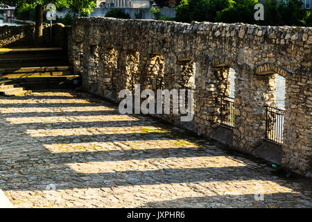 Skyline und Mill Race entlang Grand River Cambridge (Galt) Ontario Stockfoto