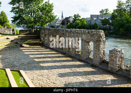 Skyline und Mill Race entlang Grand River Cambridge (Galt) Ontario Stockfoto