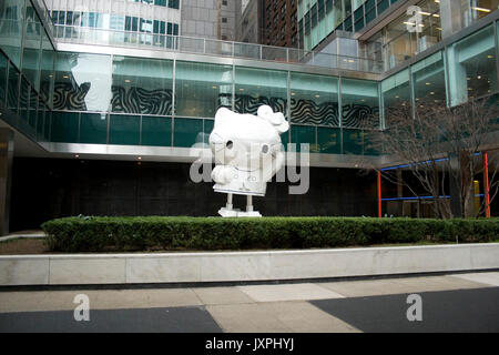 Hello Kitty Statue außerhalb Hebel Haus an der Park Avenue in Manhattan, NY. Stockfoto