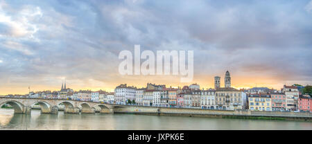 Schöne Aussicht auf die Stadt am Fluss Macon, Frankreich Stockfoto