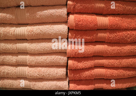 Stapel gefalteter viele Töne von orange Farbe Handtücher Stockfoto
