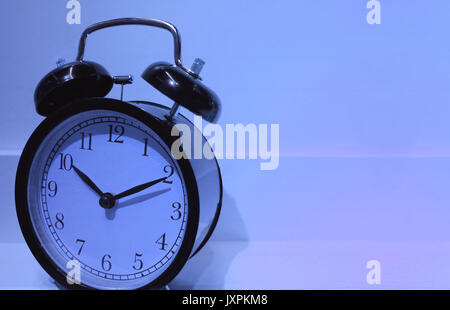 Es ist an der Zeit, ins Bett! Retro Wecker um zehn Uhr zeigt, mit Freiraum für Text und Gestaltung Stockfoto