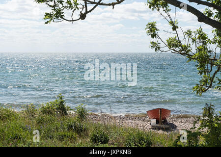 Kleine rote Boot an der Küste der schwedischen Insel Oland in der Ostsee gelandet Stockfoto