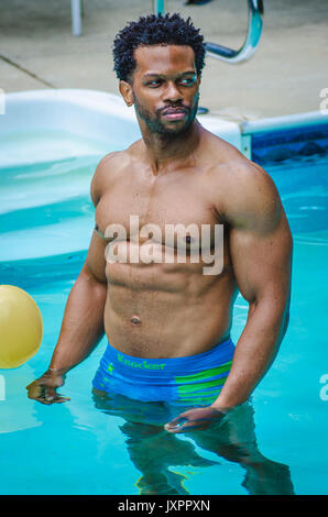 Männliches Modell im Pool Stockfoto