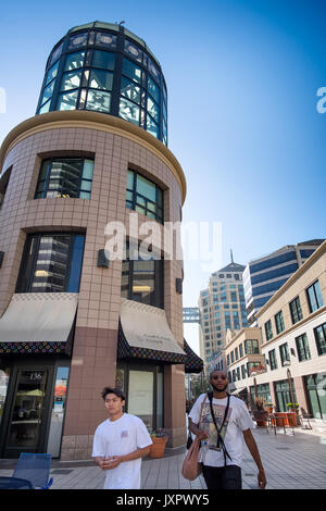 OAKLAND, CA - 30. Juni 2017: Oakland City Center Innenstadt Fußgängerzone. Zwei junge Männer in den Vordergrund, ein asiatisches, ein afrikanischer Amerikaner. Kopieren spac Stockfoto