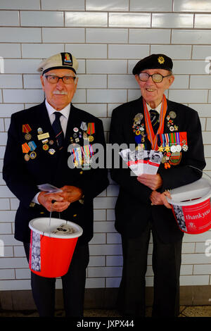 Militär und Marine Kriegsveteranen sammeln am Westminster tube station für Ihre Taxi der Liebe. Jeder hatte ein Lesezeichen mit Ihren Service Foto auf. Stockfoto