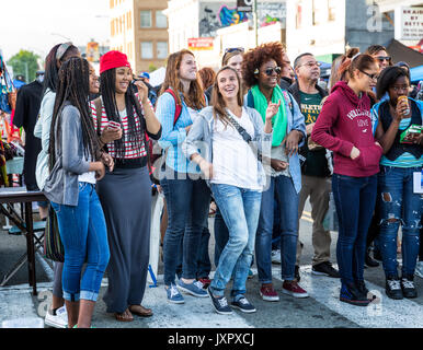 OAKLAND, CA - 6. Juni 2014: Diverse Masse der glückliche junge Leute an der Oakland Kunst Murmeln Street Festival in der Uptown district, welcher Besucher anzieht Stockfoto