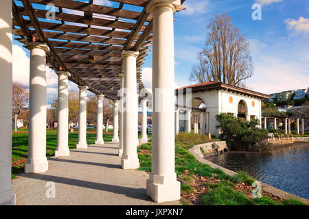 Oakland, Kalifornien, Lake Merritt historischen pergola Säulen am Wasser Stockfoto