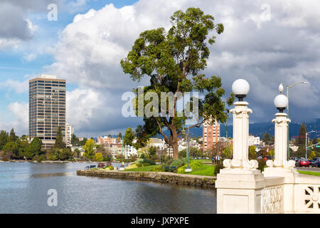 Oakland, Kalifornien, Lake Merritt shoreline Strassenleuchten im Vordergrund Stockfoto