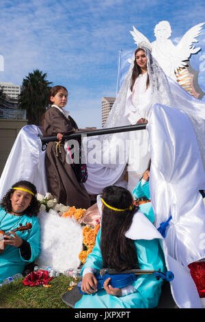 OAKLAND, CA - Jul 5, 2015: Katholische parisioners in Kostümen auf dem jährlichen 7 Meile Wallfahrtskirche Unserer Lieben Frau von Guadalupe durch Oakland Straßen zu den La Stockfoto