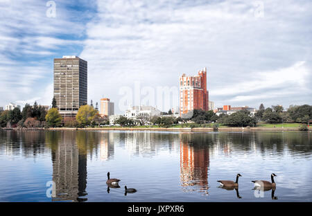 Oakland, Kalifornien, Lake Merritt skyline gesehen über das Wasser mit Reflexionen Stockfoto