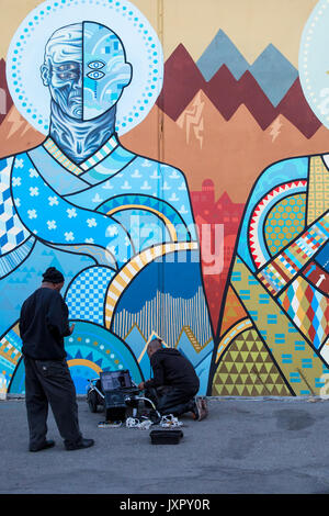 OAKLAND, CA - 6. Juni 2014: Musiker eingerichtet am Oakland Kunst Murmeln ersten Freitag Street Festival durchzuführen. Die drei Könige Wandbild ist in der p befindet Stockfoto