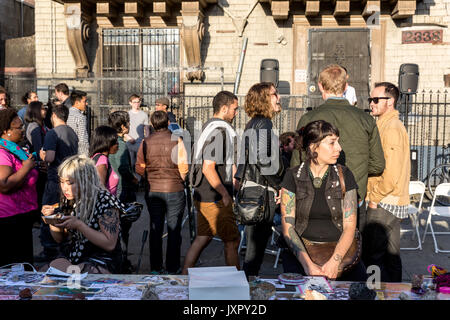 OAKLAND, Kalifornien - 6. Juni 2014: Das Volk Szene am Oakland Kunst Murmeln ersten Freitag Street Festival am Telegraph Avenue in der Uptown District. Stockfoto