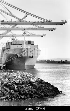 OAKLAND, CA - Apr 18, 2013: Ein beladener Frachter im Hafen von Oakland. Als der viertgrößte Containerhafen im Land, es ist eine große wirtschaftliche engin Stockfoto