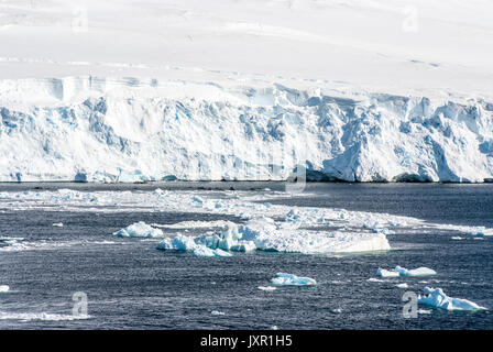 Antarktis - Landschaft und Gassen Eis - Eis vor der Küste der Antarktis - Neumayer Kanal Stockfoto