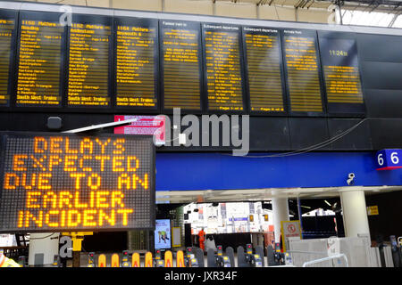 Waterloo Station in London der Tag einer Entgleisung auf das Chaos durch die Verbesserung arbeiten, die Plattformen geschlossen haben. Am 16. August 2017 berücksichtigt. Stockfoto