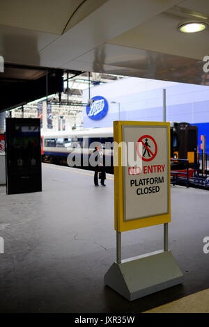 Waterloo Station, London der Tag einer Entgleisung auf das Chaos durch die Verbesserung arbeiten, die Plattformen geschlossen haben. Am 16. August 2017, Stockfoto