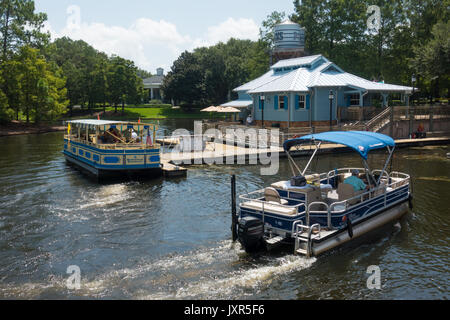 Sassagoula River Cruise Ferry Boot nehmen Gäste aus Port Orleans Riverside Resort in der Walt Disney World, Orlando, Florida. Stockfoto