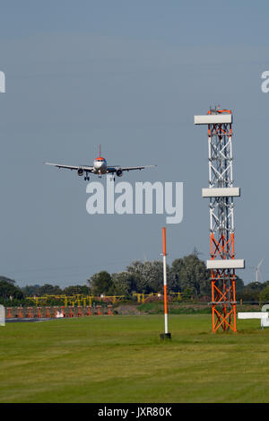 EasyJet Airbus A319 landet am Flughafen London Southend mit Flugfeldstrukturen im Vordergrund. Turm Stockfoto