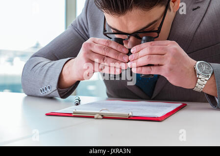 Der Mensch auf der Suche nach Fehler und Irrtümer im Bericht Stockfoto