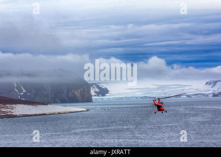 Reise zu hohen Arktischen Breiten. Hubschrauber bringt Wissenschaftler und extreme Touristen auf rauen polar Inseln mit Gletschern, wilde Klippen und Schneefelder/ Stockfoto