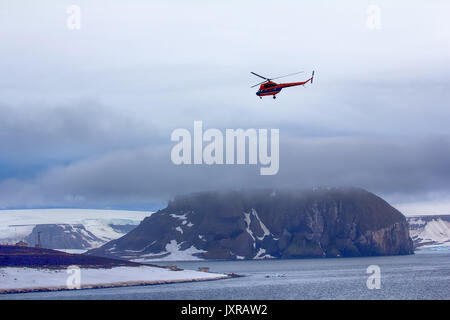 Reise zu hohen Arktischen Breiten. Hubschrauber bringt Wissenschaftler und extreme Touristen auf rauen polar Inseln mit Gletschern, wilde Klippen und Schneefelder/ Stockfoto