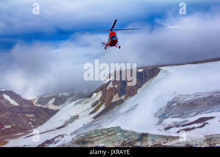 Reise zu hohen Arktischen Breiten. Hubschrauber bringt Wissenschaftler und extreme Touristen auf rauen polar Inseln mit Gletschern, wilde Klippen und Schneefelder/ Stockfoto