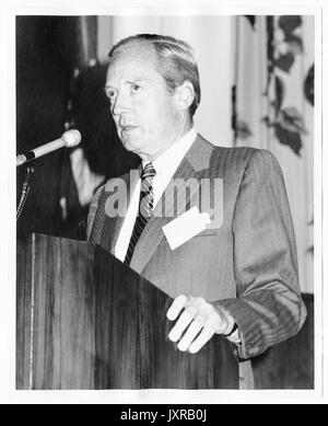 Kampagne für Johns Hopkins Candid Shot, unbekannter Mann einen Punkt, Kampagne für Johns Hopkins, 1983. Stockfoto
