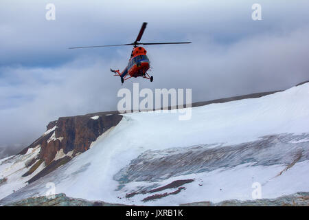 Reise zu hohen Arktischen Breiten. Hubschrauber bringt Wissenschaftler und extreme Touristen auf rauen polar Inseln mit Gletschern, wilde Klippen und Schneefelder/ Stockfoto