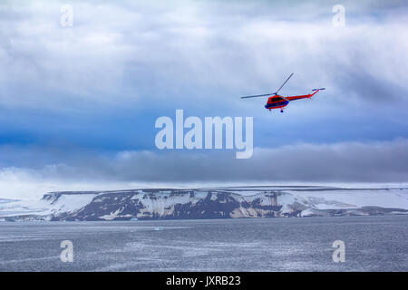 Reise zu hohen Arktischen Breiten. Hubschrauber bringt Wissenschaftler und extreme Touristen auf rauen polar Inseln mit Gletschern, wilde Klippen und Schneefelder/ Stockfoto