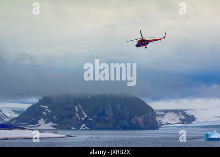 Reise zu hohen Arktischen Breiten. Hubschrauber bringt Wissenschaftler und extreme Touristen auf rauen polar Inseln mit Gletschern, wilde Klippen und Schneefelder/ Stockfoto