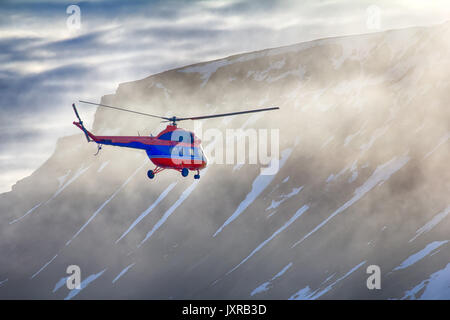 Reise zu hohen Arktischen Breiten. Hubschrauber bringt Wissenschaftler und extreme Touristen auf rauen polar Inseln mit Gletschern, wilde Klippen und Schneefelder/ Stockfoto