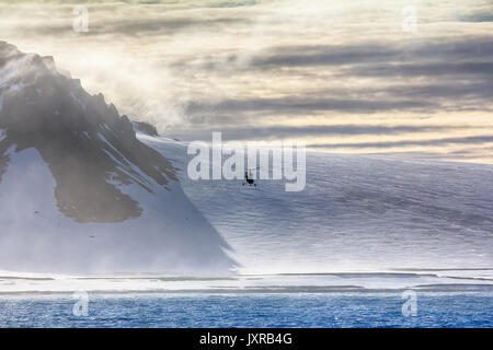 Reise zu hohen Arktischen Breiten. Hubschrauber bringt Wissenschaftler und extreme Touristen auf rauen polar Inseln mit Gletschern, wilde Klippen und Schneefelder/ Stockfoto