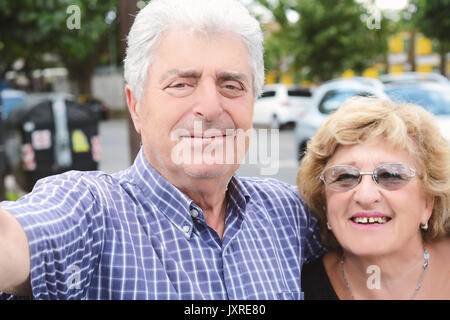 Porträt von einem älteren Ehepaar nehmen Selfie im Freien. Stockfoto