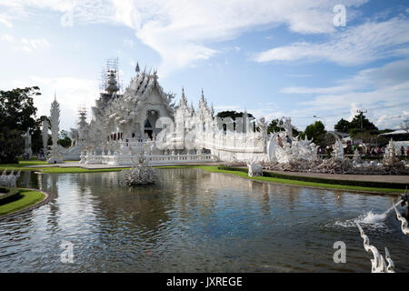 Wat Rong Khun (weiße Tempel) in der Provinz Chiang Rai im Norden von Thailand. Stockfoto