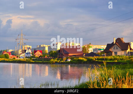 Helle Stadt Skyline mit Reflexionen im Fluss Stockfoto