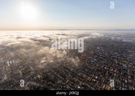 Luftbild des nachmittags Pazifischer Ozean Nebel in die South Bay von Los Angeles County, Kalifornien ins Rollen. Stockfoto