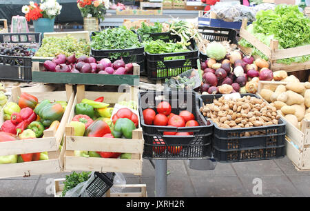 Holz- und Kunststoffkisten mit Stapel von frischem Bio-Obst und Gemüse auf der Straße verkauft Stockfoto