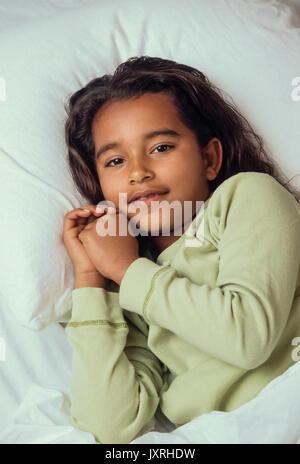 Bedtime für junge Mädchen 7-10 Jahre alten im Bett bereit zu beten und gehen African American/Kaukasischen schlafen Stockfoto