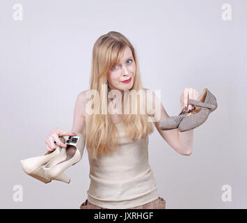 Junge Frau, komfortable flache Schuhe nachdem es hoch heilt Stockfoto