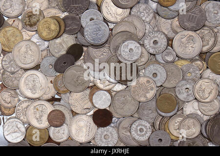 Große Stapel der alten abgelaufen Währung Münzen am Flohmarkt verkauft. Stockfoto