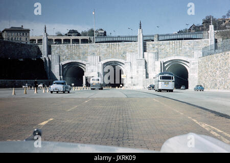 Eingang zum Lincoln Tunnel, Weehawken, New Jersey und Manhattan in New York City. Foto im April 1958 übernommen. Im Jahr 2016, den Lincoln Tunnel einen Tagesdurchschnitt von etwa 52,632 Kraftfahrzeuge (oder 19,210,919 für das Jahr). Es wurde im Jahr 1937 eröffnet. Stockfoto