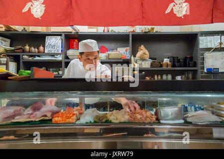 OSAKA, Japan - 24. Oktober: Endo Sushi in Osaka, Japan, am 24. Oktober 2014. Das Restaurant, das nach Osaka zentralen Großhandelsmarkt mit mehr als Akin Stockfoto