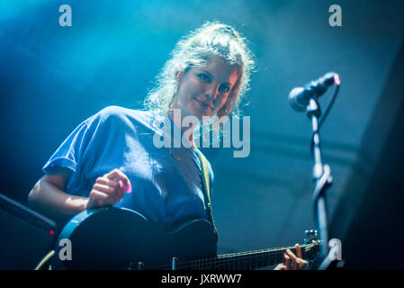 Edinburgh, Schottland, Großbritannien. 16 Aug, 2017. Carlotta Cosials des Madrider band Hinds auf der Bühne am Summerhall, Edinburgh, Schottland als Teil des Edinburgh Fringe Festival 2017. Credit: Andy Catlin/Alamy leben Nachrichten Stockfoto