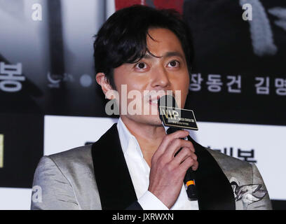 S. Korean actor Jang Dong-gun Koreanische Schauspieler Jang Dong-gun, die Sterne im neuen Film "V.I.P.", grüßt Reporter während einer Werbung Veranstaltung in Seoul am 12.08.16., 2017. Der Film wird in Südkorea am 24.8 freigegeben werden. (Yonhap) / 2017-08-17 08:23:43/ <1980-2017 YONHAPNEWS AGENTUR. . > Photo via Newscom