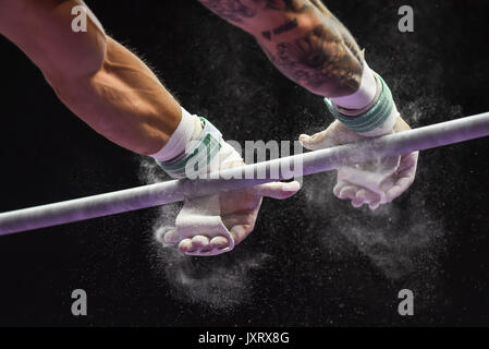 Anaheim, Kalifornien, USA. 17. Mai 2014. SEAN MELTON, ein Mitglied des Ohio State Männer Gymnastik Team, Praxis auf der High Bar während der Tag im Honda Center in Anaheim, Kalifornien statt. Credit: Amy Sanderson/ZUMA Draht/Alamy leben Nachrichten Stockfoto