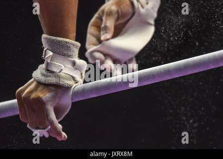 Anaheim, Kalifornien, USA. 17. Mai 2014. Ein gymnast Praktiken auf die High Bar während der Tag im Honda Center in Anaheim, Kalifornien statt. Credit: Amy Sanderson/ZUMA Draht/Alamy leben Nachrichten Stockfoto