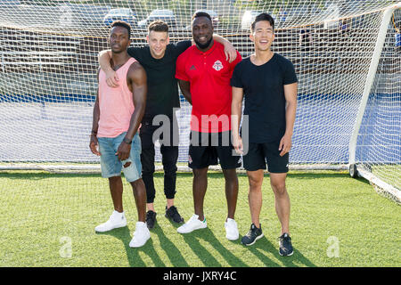 Toronto, Kanada. 16 August, 2017. Fernsehen Zeige 21 Thunder cast (Emmanuel Kabongo, Kevin Glaydon, und Jonathan Kim) Foto mit Toronto FC Vorwärts Jozy Altidore am St. Michael's College School. Dominic Chan/GATPR/EXimages Credit: EXImages/Alamy leben Nachrichten Stockfoto